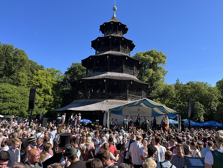 Kocherlball 2022 - 31 Jahre Kocherlball im Biergarten am Chinesischen Turm 17.07.2022 mit „Schreinergeiger“ & „Tanngrindler Musikanten“ (©Foto: Martin Schmitz)